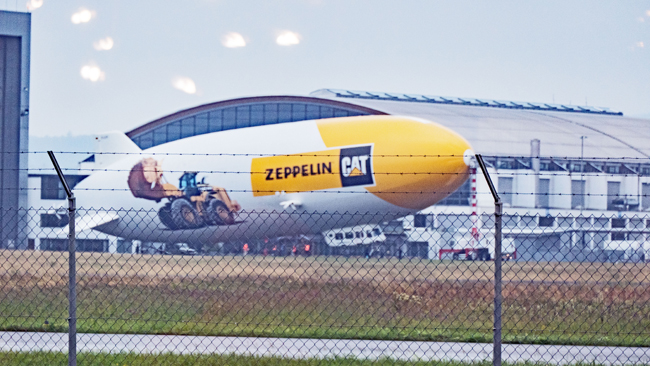  Ein Zeppelin rollt zum Start